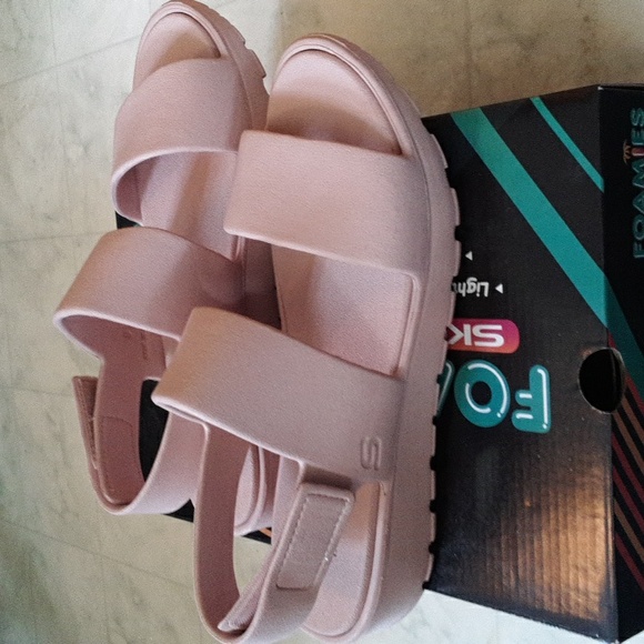 NWT Skechers Foamies - Picture 4 of 6